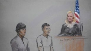 Диас Қадырбаев (сол жақта) пен Азамат Тәжаяқов федеральдық сотта тұр. Бостон, 1 мамыр 2013 жыл.