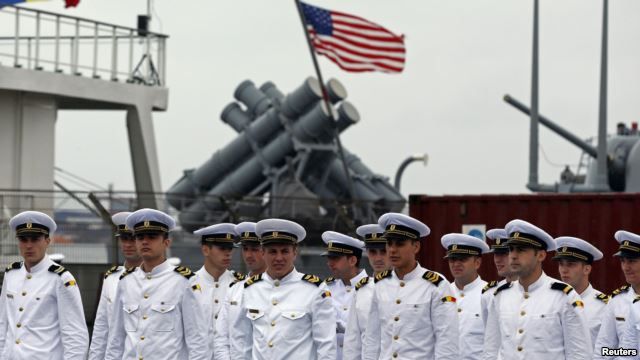 Румын әскери теңізшілері Қара теңізде жүрген америкалық Vella Gulf крейсерінің жанында тұр. 5 шілде 2014 жыл