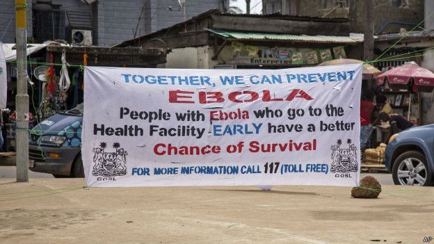 Сьерра-Леонда  Фритаун қаласының тұрғындарына Эбола вирусын ерте анықтаудың пайдасын айтып жатыр.