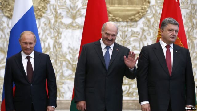 Ресей, Беларусь және Украина президенттері Владимир Путин (солдан оңға қарай), Александр Лукашенко және Петр Порошенко. Минск, 26 тамыз 2014 жыл.