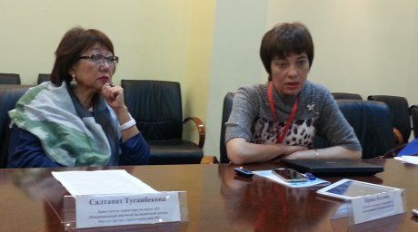 Денсаулық сақтау және әлеуметтік даму министрлігінің бас пульмонолгі Ирина Козлова (оң жақта)