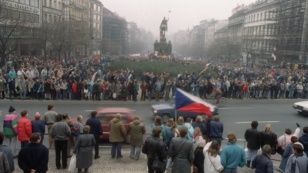 Чехословакияда коммунистік режимге қарсылық білдіріп, елде демократия орнауын талап етіп шеруге шыққан студенттер. 22 қараша 1989 жыл. 