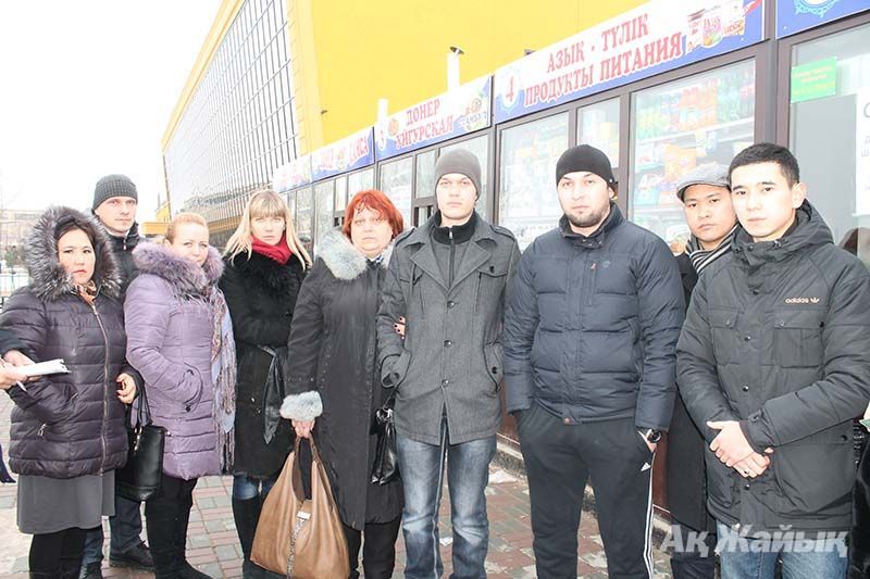 Қаза тапқан Анатолий МАШТАКОВТЫҢ әйелі Оксана және оның ұлы Дмитрий (ортада) қайғыларына ортақтасқан Атырау тұрғындарымен бірге.