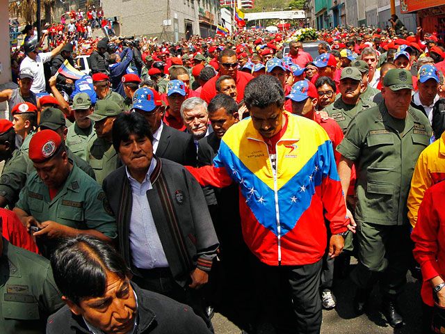 В церемонии прощания принимают участие руководители страны, в том числе вице-президент Николаса Мадуро