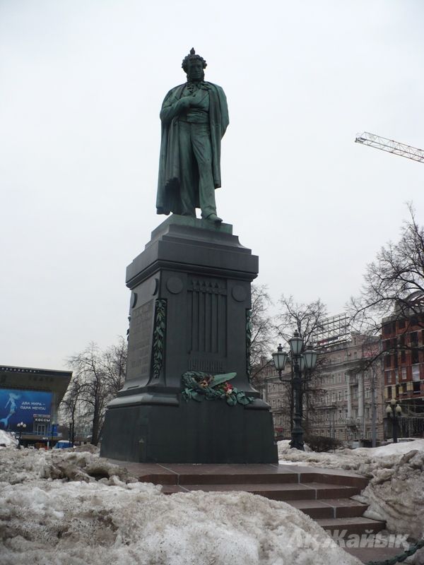 По просьбе пенсионера – фото городского пейзажа на тему снега и Собянина. Пушкин вне конкуренции, естественно.