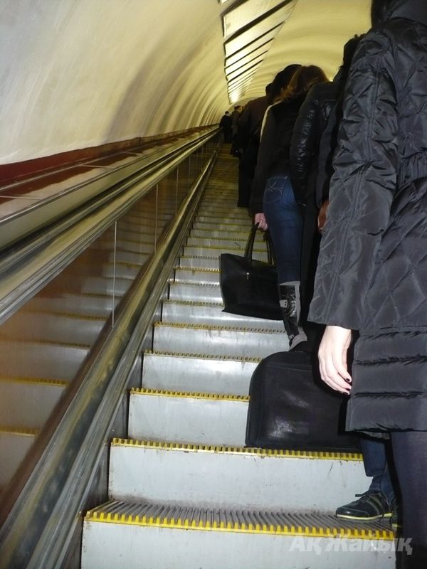 Только к концу командировки атыраусцы поняли: на эскалаторе в метро нужно прижиматься вправо, чтобы спешащие не сшибли.