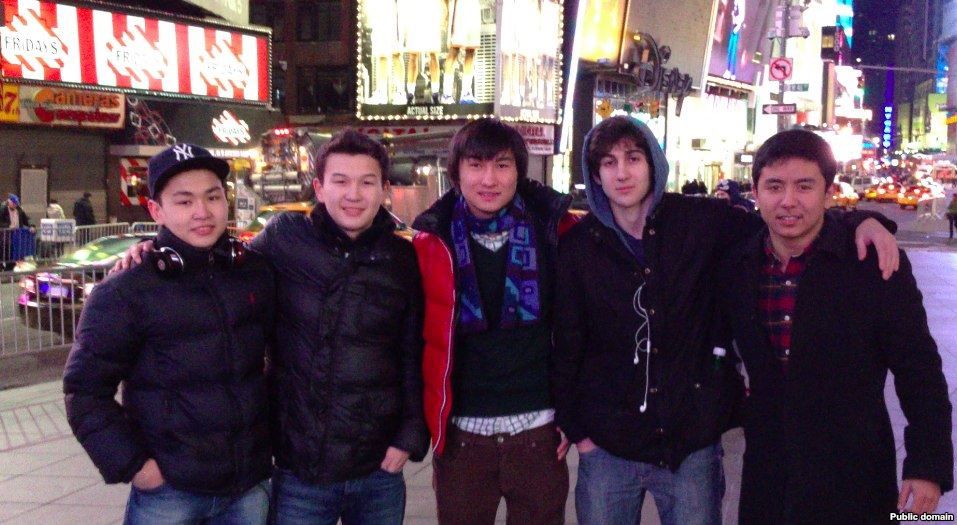 Казахстанские студенты Диас Кадырбаев и Азамат Тажаяков вместе с Джохаром Царнаевым (справа). Фото из социальной сети 