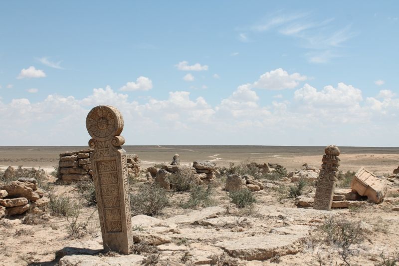 Сохранившиеся могильные камни - кулпытас на древнем кладбище вблизи мазара Огланды ата