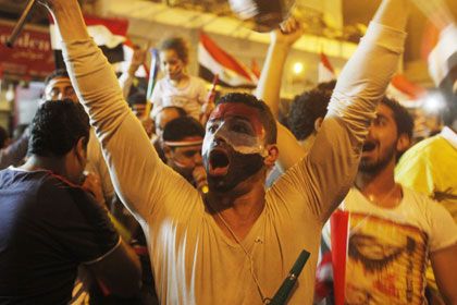 Активисты, выступающие против Мохаммеда Мурси  Фото: Asmaa Waguih / Reuters