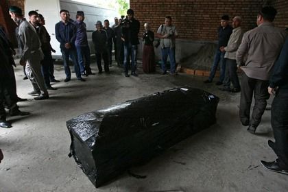  Гроб с телом Ибрагима Тодашева, доставленный в Грозный Фото: Саид Царнаев / РИА Новости