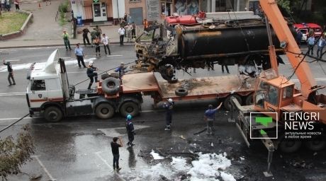 Сгоревший бензовоз грузят на эвакуатор. Фото ©Данияр Бозов