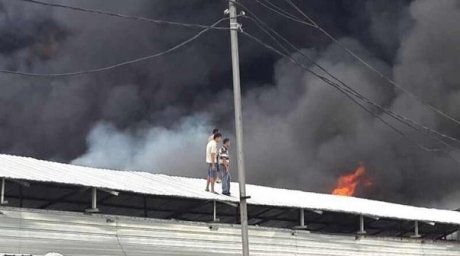 Пожар начался на одном из рынков барахолки. Фото Роза Есенкулова©