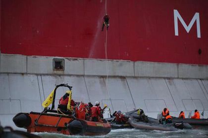  Активисты Greenpeace около платформы «Приразломная» Фото: Денис Синяков / Greenpeace