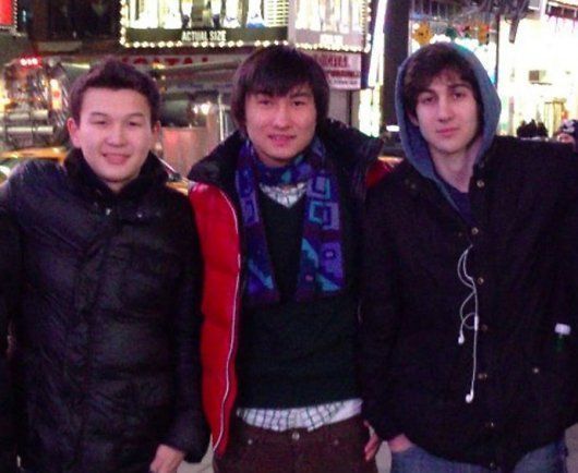 Обвиняемые казахстанские студенты вместе с Джохаром Царнаевым. Фото из социальной сети vk.ru