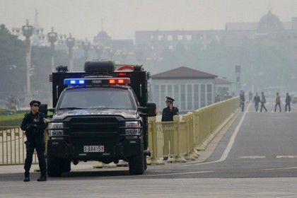 Полиция на площади Тяньаньмэнь. Фото: Ed Jones / AFP