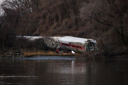  Сошедший с рельсов поезд в Нью-Йорке Фото: Christopher Gregory / AFP