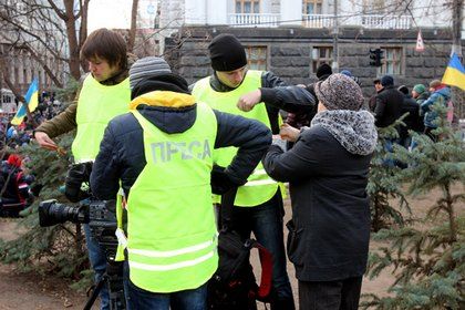 Журналисты в Киеве в жилетах прессы Фото: пресс-служба МВД Украины