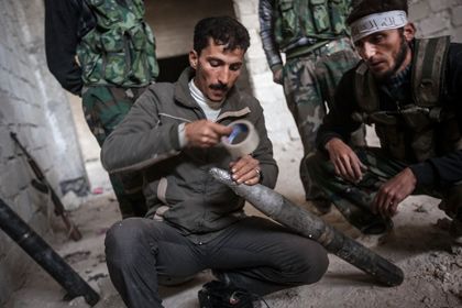  Сирийские повстанцы готовят самодельную ракету Фото: Narciso Contreras / AP