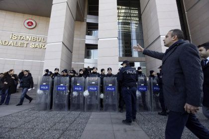 Турецкие полицейские охраняют здание суда, арестовавшего замешанных в коррупции Фото: Osman Orsal / Reuters