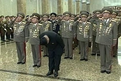 Ким Чен Ын кланяется статуям Ким Ир Сена и Ким Чен Ира Фото: KRT / Reuters