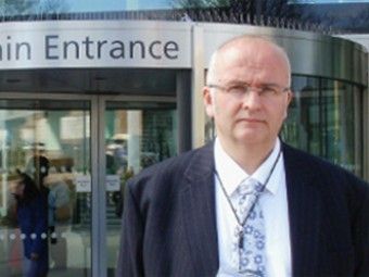 Саймон Брэмхолл у входа в больницу. Фото с сайта uhb.nhs.uk