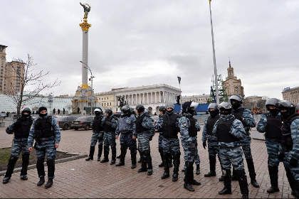 Сотрудники милиции возле Майдана Незалежности в Киеве Фото: Сергей Супинский / AFP