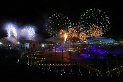 Салют на церемонии открытия Олимпиады Фото: Marko Djurica / Reuters