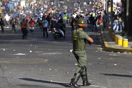 Полиция разгоняет демонстрантов на одной из улиц Каракаса Фото: Leo Ramirez / AFP