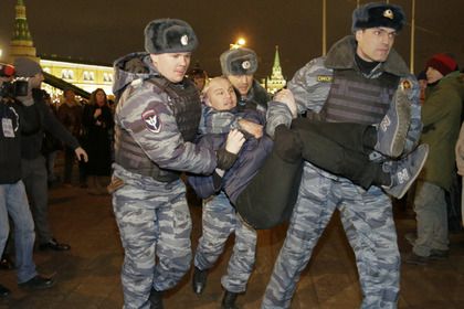  Задержание участника акции в поддержку фигурантов «болотного дела» вечером 24 февраля Фото: Татьяна Макеева / Reuters