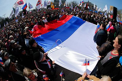 Активисты около Донецкой областной администрации Фото: Андрей Басевич / AP