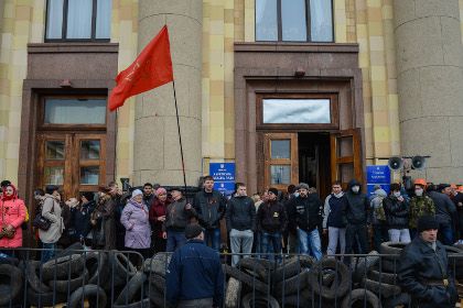  Пророссийские активисты у здания Областной администрации Харькова Фото: Игорь Чекачков / РИА Новости