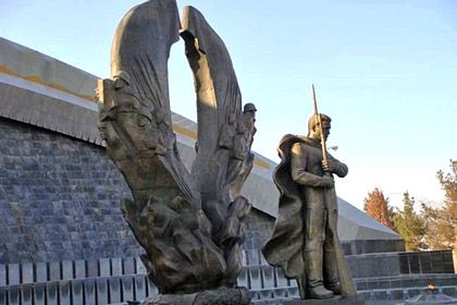  Так выглядел памятник Атамурату Ниязову Фото: www.chrono-tm.org