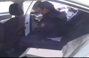 Скриншот видео задержания полицейского. Оперативная съемка финансовой полиции. 