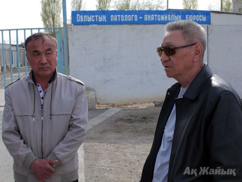 Отец Алтынбека Кубайдуллина Калыбай Каражанов (слева) и адвокат Махсут Туленбаев (справа) возле морга. 