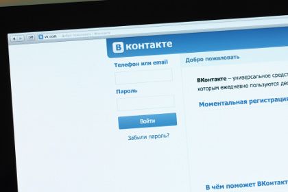 Логотип и начальная страница «ВКонтакте»