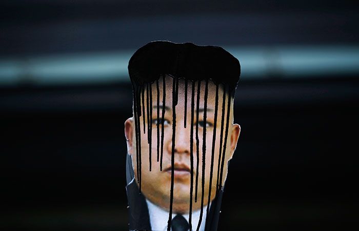 Залитый краской плакат с портретом северокорейского лидера Ким Чен Ына на одной из улиц Сеула. Фото: Reuters  