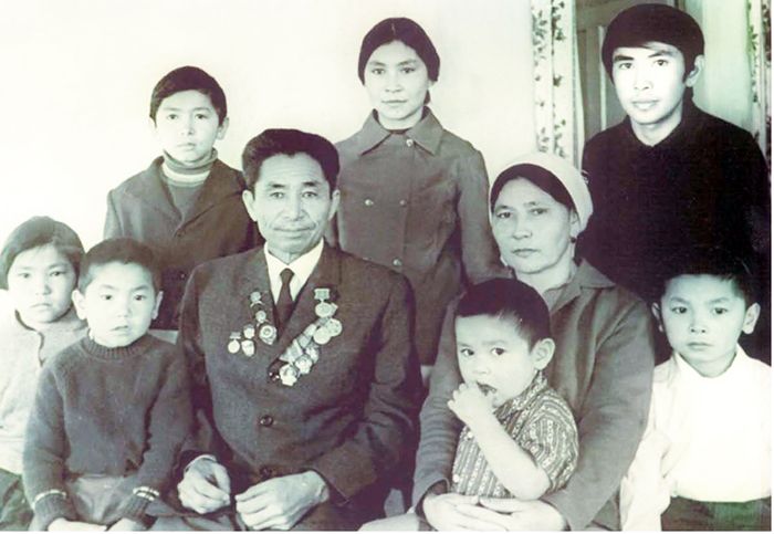 Напи ГАБДИЕВ с семьей. Фото из семейного архива.
