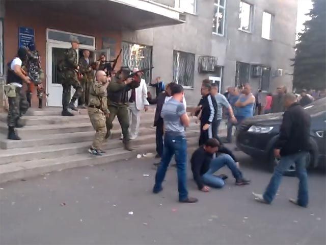 В Красноармейске Донецкой области вооруженные люди стреляли по протестующей толпе: двое убиты, есть раненые. Фото:  ВКонтакте
