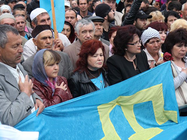 Участники всекрымского траурного митинга, посвященного 70-й годовщине депортации крымских татар, проходит в микрорайоне Ак-Мечеть Симферополя на площади перед мечетью. Фото: РИА Новости