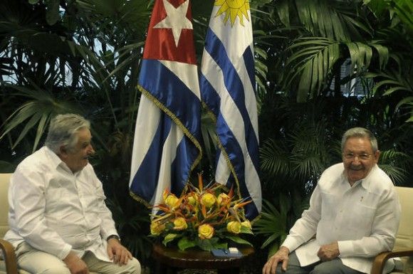 Хосе Мухика (слева) и Рауль Кастро. Фото cubadebate.cu