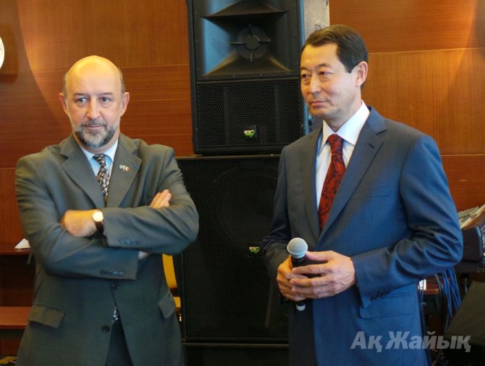 Посол Франции в Казахстане Франсис ЭТЬЕНН и почётный консул в Атырау Есенгали БАЙМЕНОВ.