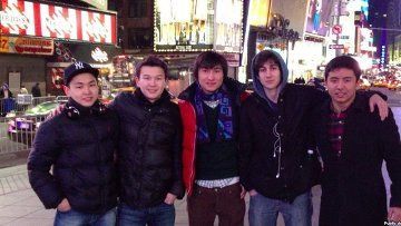 Казахстанские студенты Диас Кадырбаев и Азамат Тажаяков вместе с Джохаром Царнаевым. Фото из социальной сети 