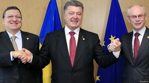 Петр Порошенко (в центре) назвал подписанное соглашение 