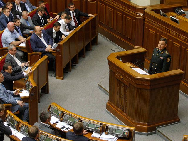 Выступая после принятия присяги, Гелетей пообещал, что на должности министра обороны он сделает все возможное для обеспечения безопасности украинцев, для обеспечения спокойствия и порядка в стране. Фото Reuters