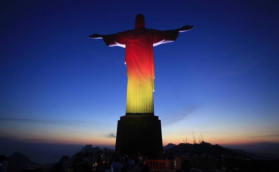 Статуя Христа в Рио де Жанейро в цветах флага Германии. Фото: scilogs.com