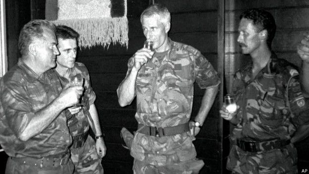 Командующий силами боснийских сербов генерал Ратко Младич и полковник голландских войск Тон Карреманс
