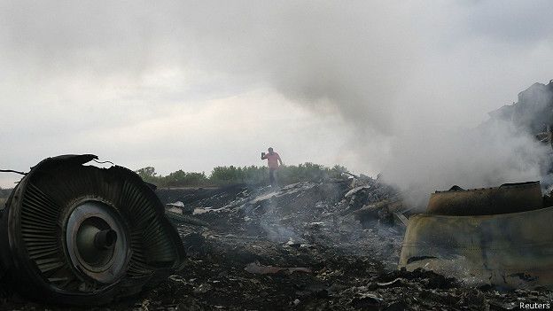 На борту лайнера находились 298 человек, в том числе 15 членов экипажа