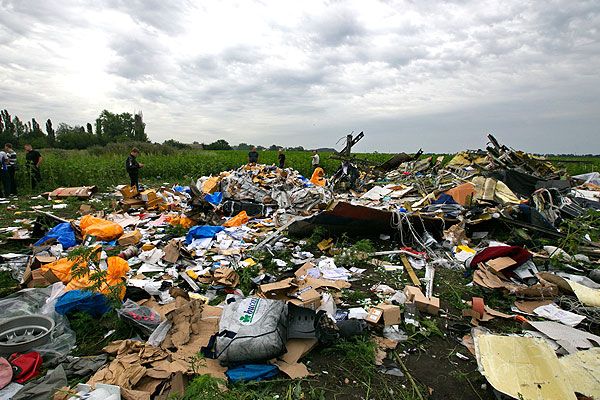 Остатки малайзийского лайнера на следующий день после крушения. Источник: ИТАР-ТАСС