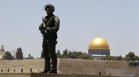Израильский полицейский в Иерусалиме. Фото: REUTERS