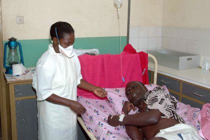Заболевший лихорадкой Эбола в Уганде. Фото: AFP